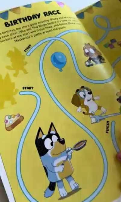 Bluey Sticker book, книга з стікерами Блуї та Бінго, 100+ наліпок