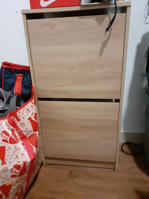 Sapateira de duas gavetas em bom estado