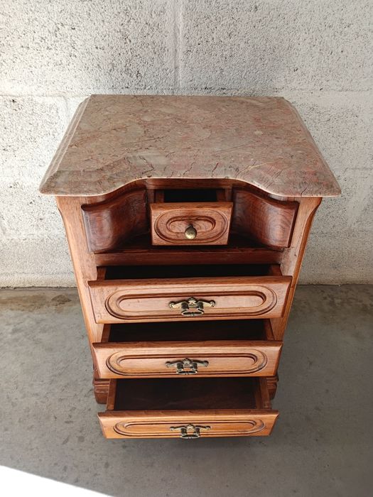 Mesinha de cabeceira em madeira de castanho com pedra em granito