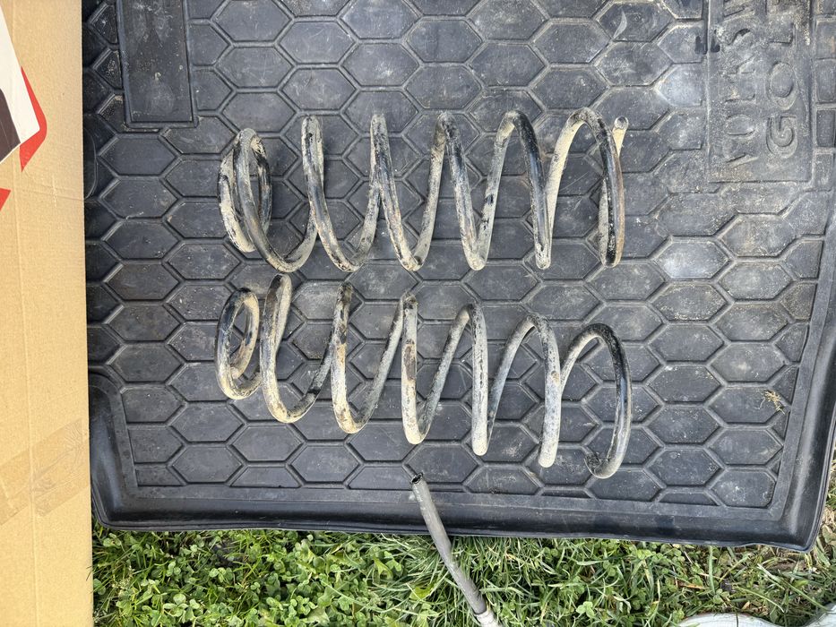 Пружини гольф 4 передні