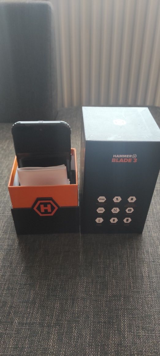 Nowy-telefon Hammer Blade3