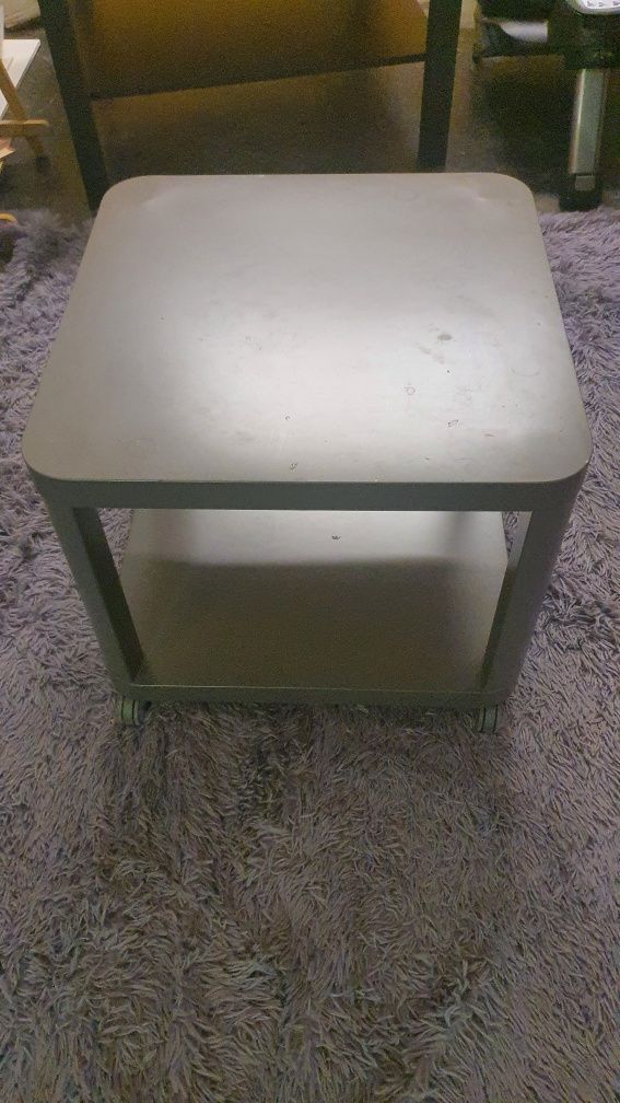 Vende-se mesa com rodas