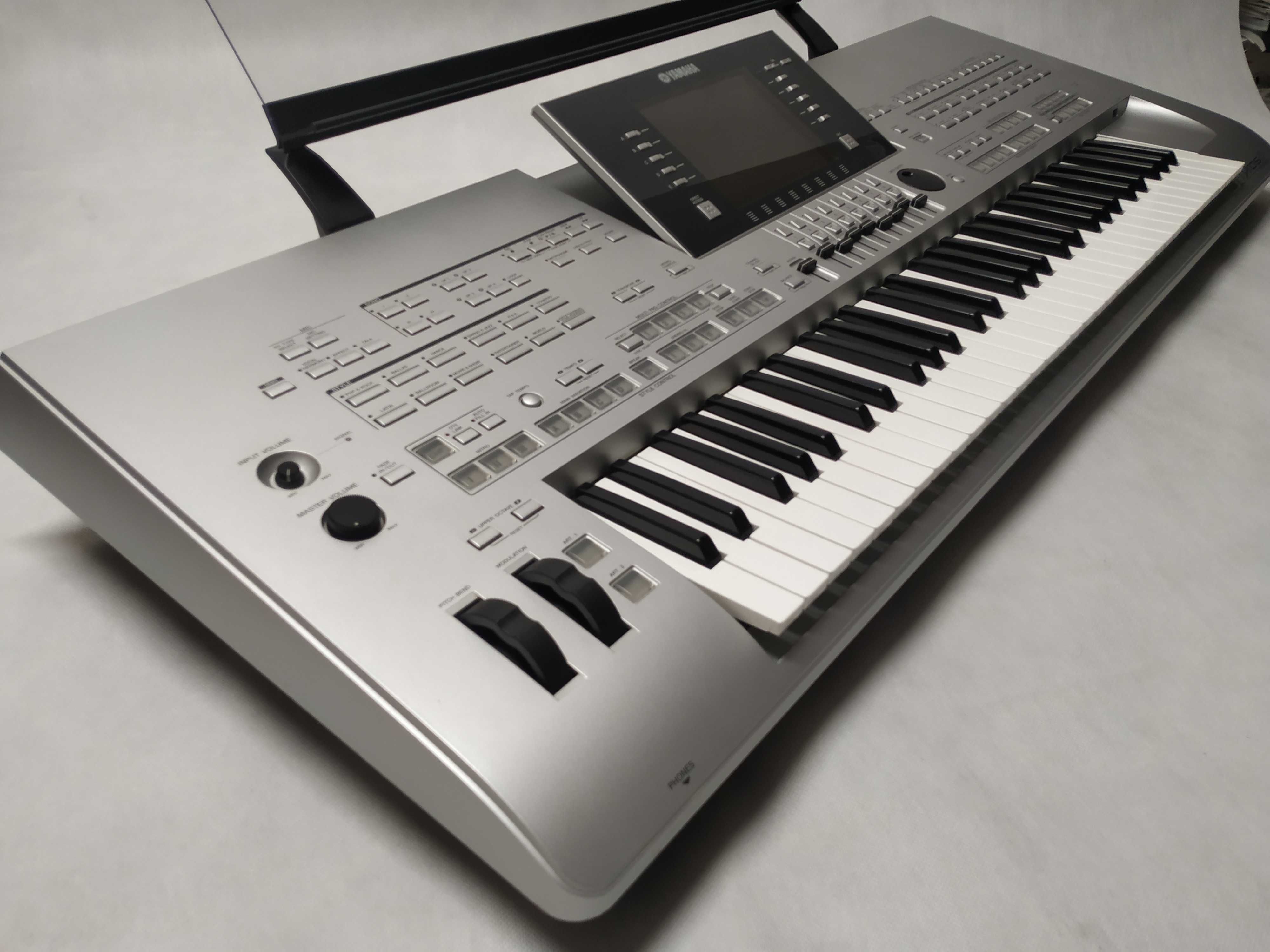 Yamaha Tyros 3 keyboard