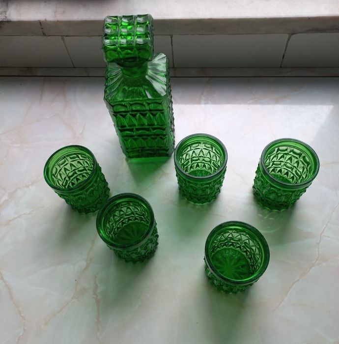 Garrafa de licores e digestivos com 5 copos