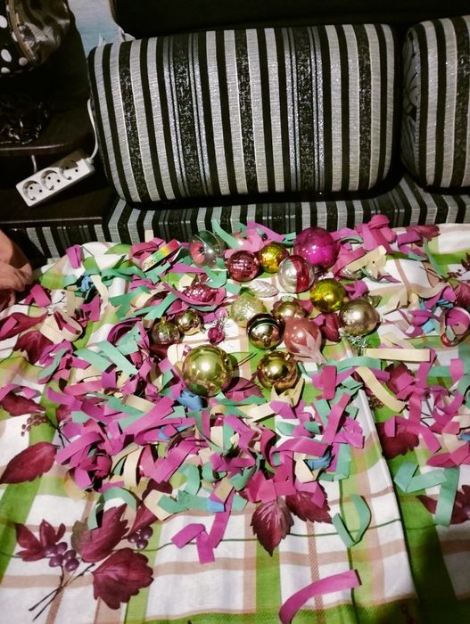 Новорічні іграшки , шари на ялинку,19 штук.