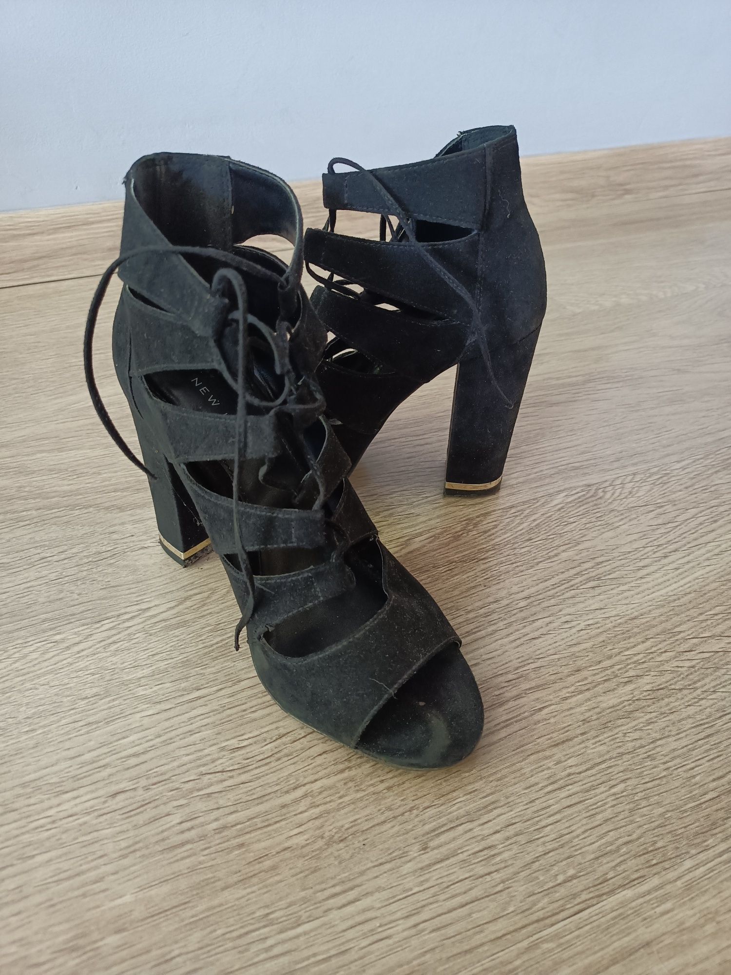 Buty na  obcasie
