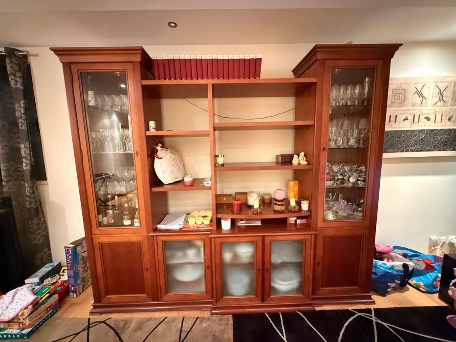 Móvel de sala em madeira com vitrines