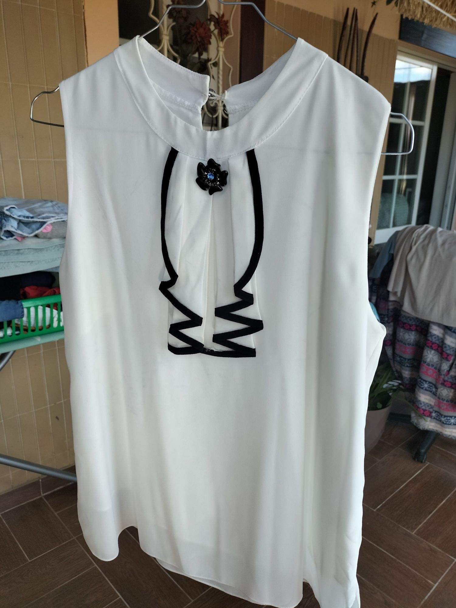 Blusa branca com aplicação á frente