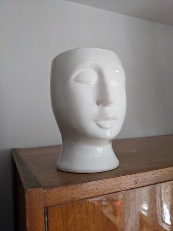 Biała donica doniczka ceramiczna głowa wazon