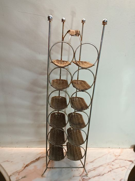 Garrafeira capacidade 12 garrafas com estrutura metálica e cestos em v