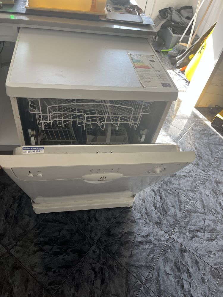 Máquina lavar loiça INDESIT