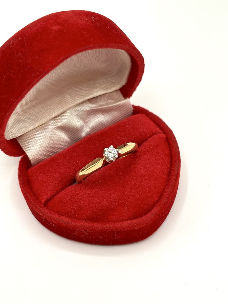 Złoty pierścionek z brylantem 0,14ct zaręczynowy