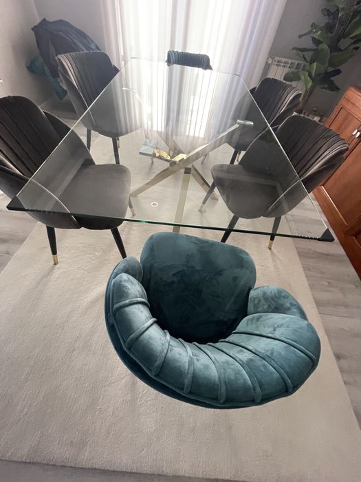 Mesa  com pés em dourado e 6 Cadeiras