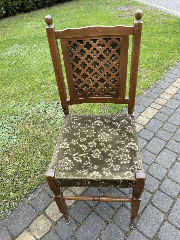 Stare krzesła i stół