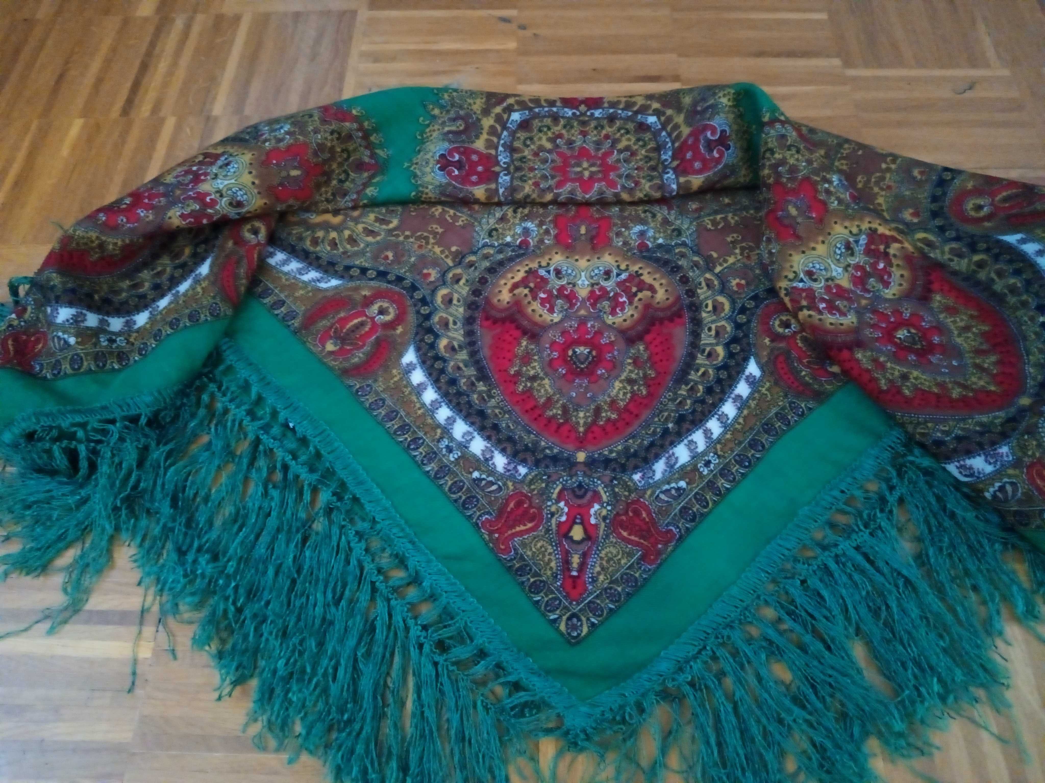 Chusta z kwiatowym wzorem delikatna wełna