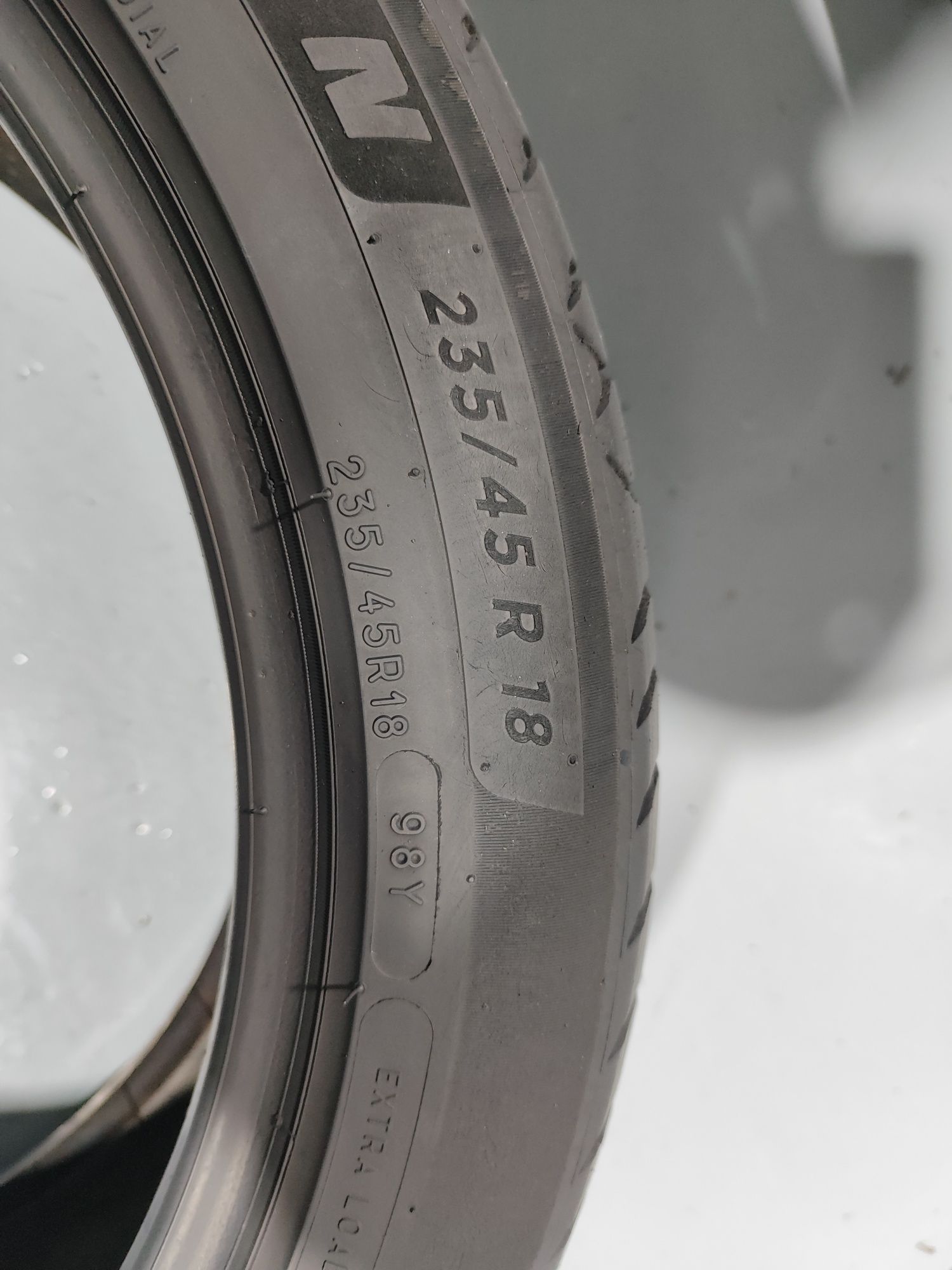 2 pneus semi novos 235-45R18 Michelin - Oferta dos Portes