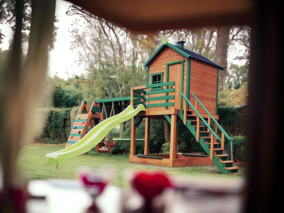 Plac zabaw "prosty" domek dla dzieci. Rozm. L. Huśtawki, wspinaczka