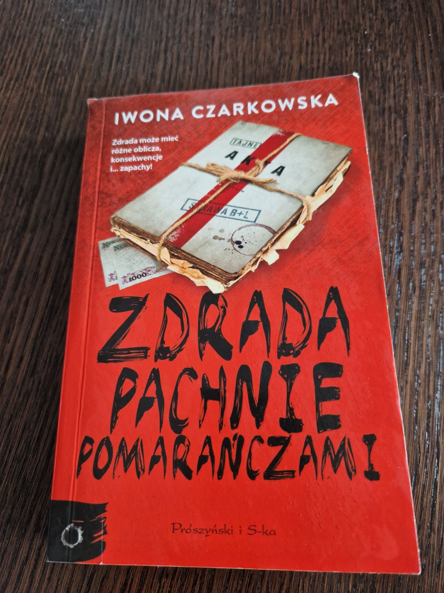 Zdrada pachnie pomarańczami Iwona Czarkowska Książka