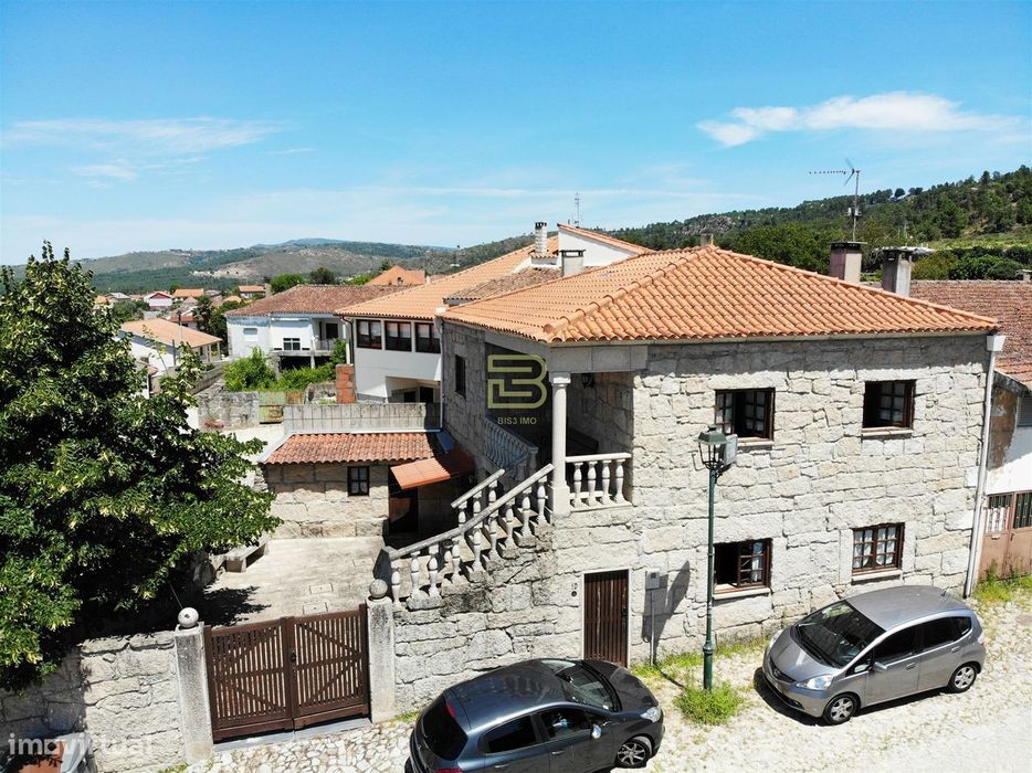 Localizada na aldeia de Santo Estevão, esta encantadora moradia de tip