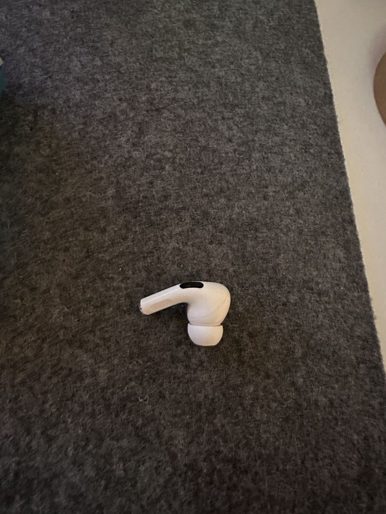 Продам правий навушник air pods 3