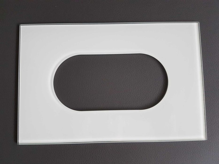 Szklana osłona / ramka pod gniazdko