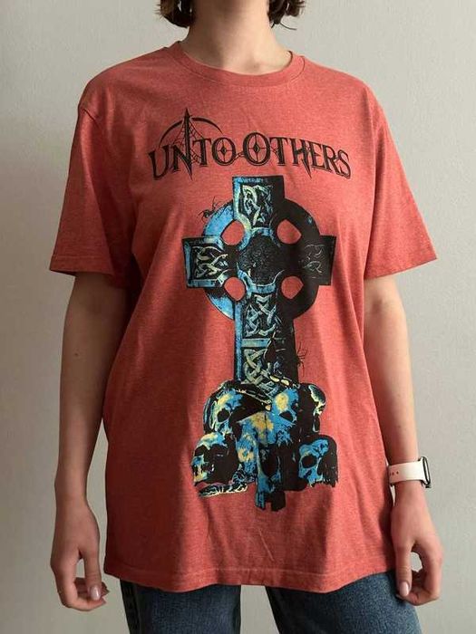Unto others red cross merch koszulka
