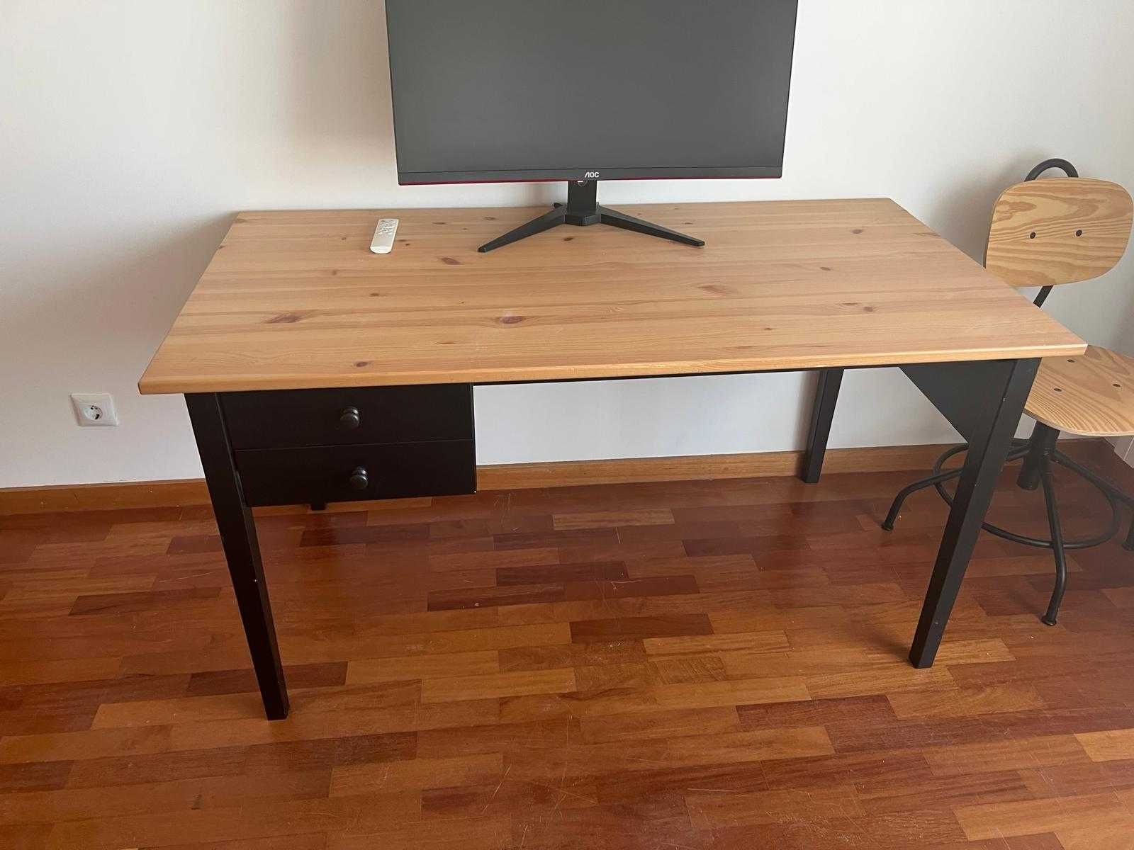 Mesa de escritório com madeira