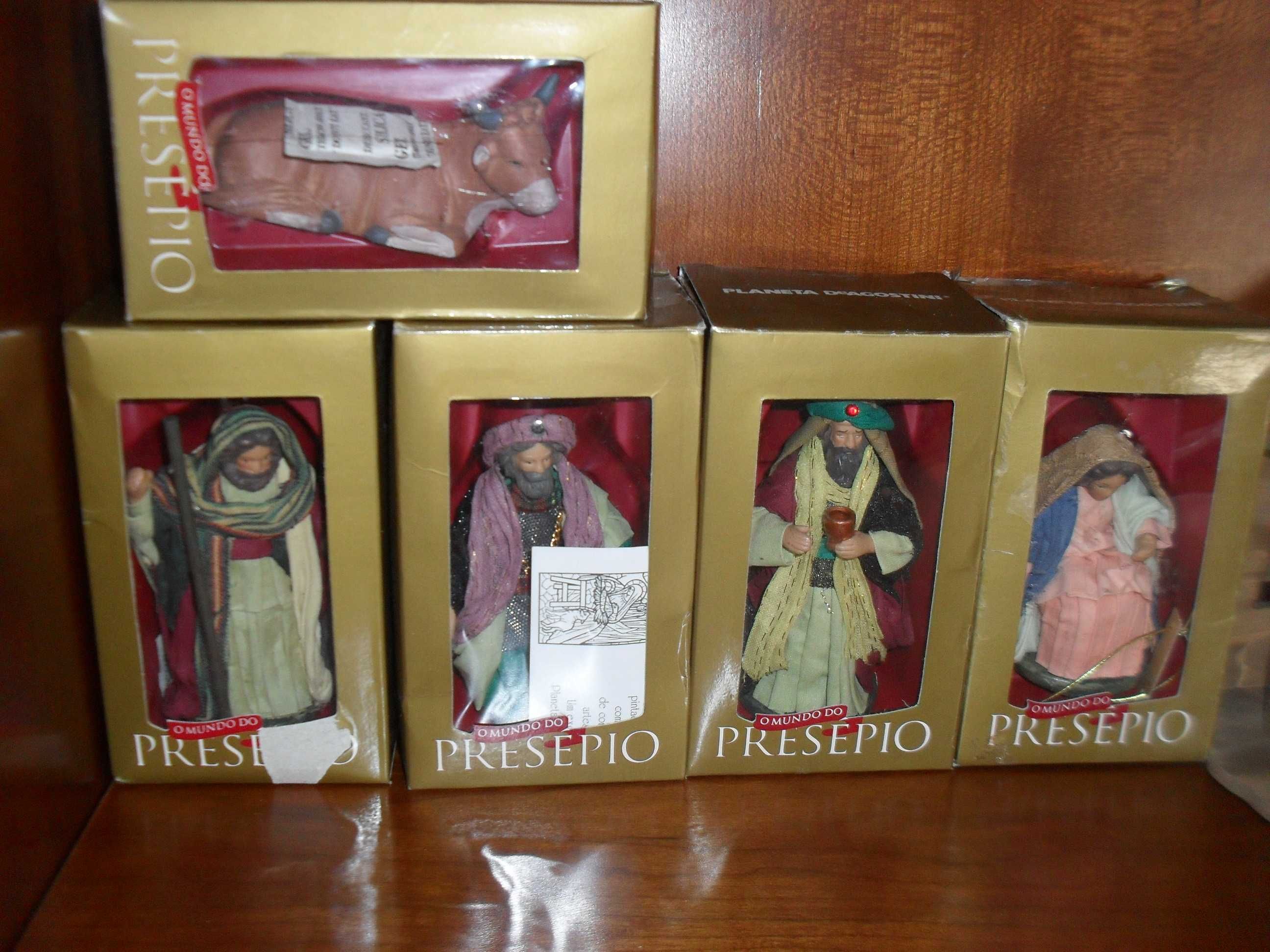 Lote de Figuras de Presépio, em louça e madeira (25 peças)
