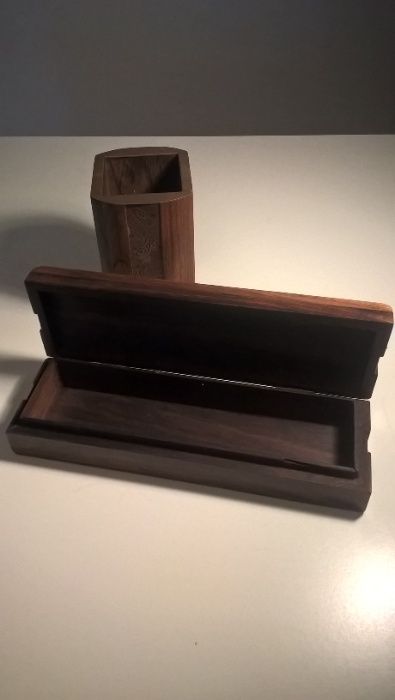 Conjunto para secretária em madeira maciça (duas peças), com embutidos