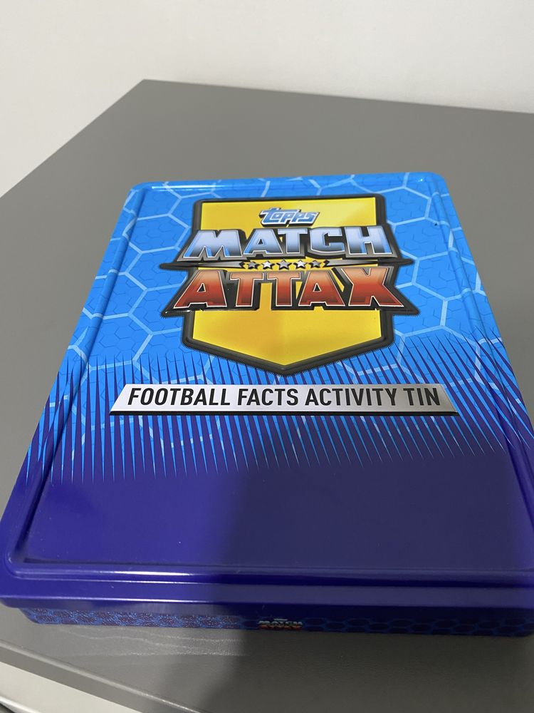 Puszka z ksiązeczkami Match Attax