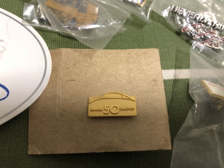 Coleção de pins dos anos 90