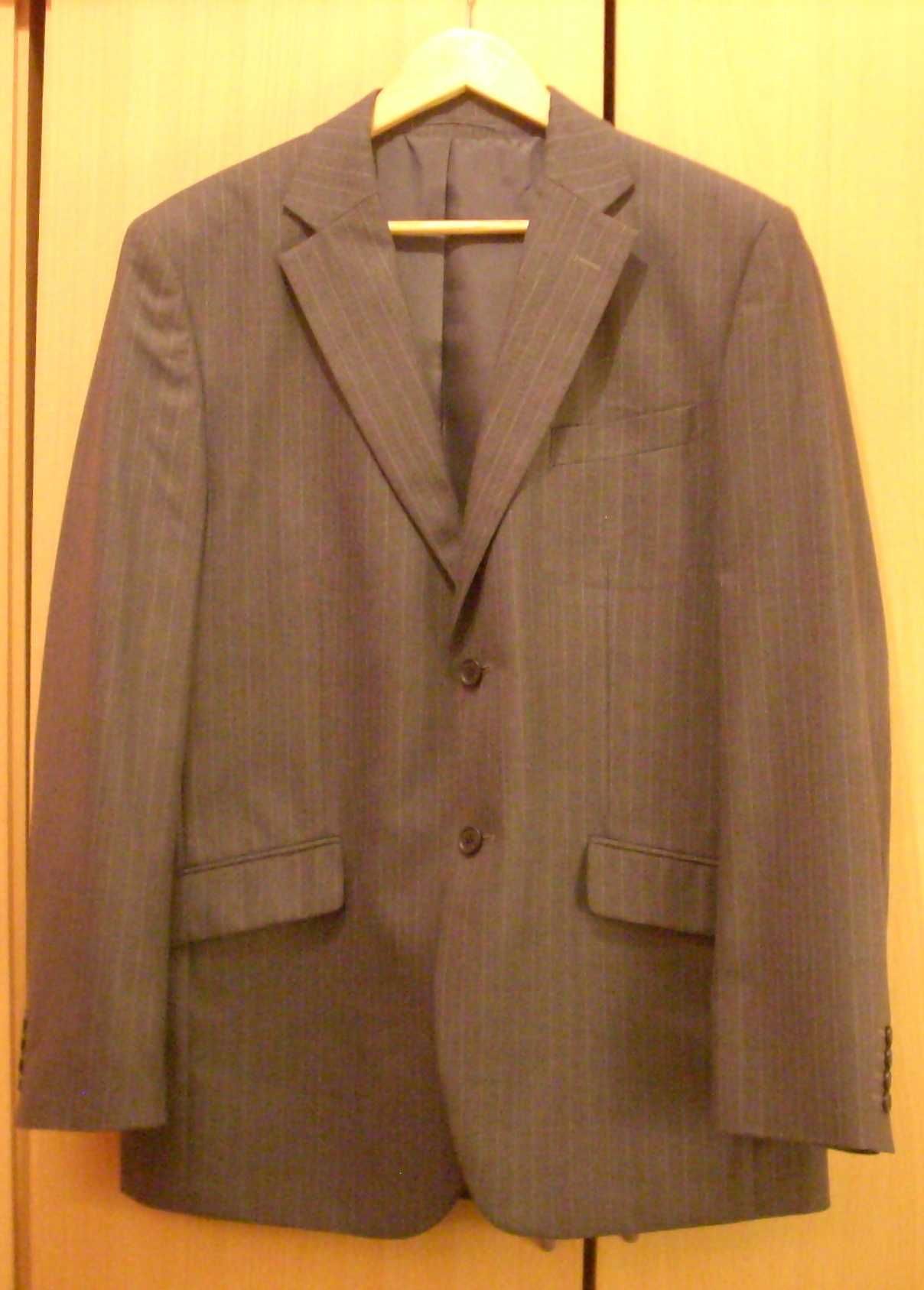 Blazer de homem cinza com risca