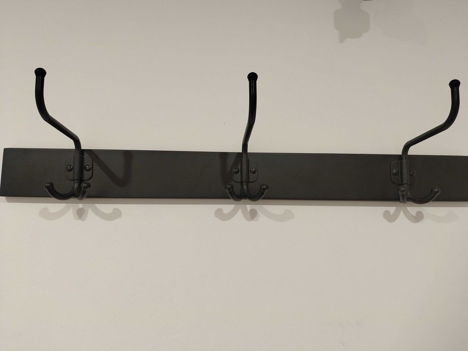 Czarny wieszak Ikea Pinnig stan bdb