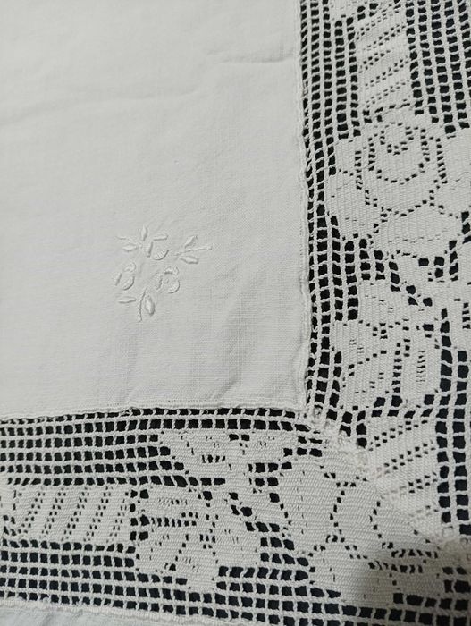 Lençol de cama antigo com renda e bordados