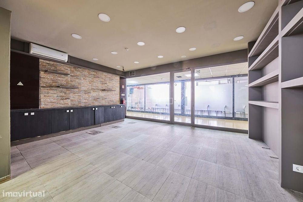 Loja com 3 montras na galiza