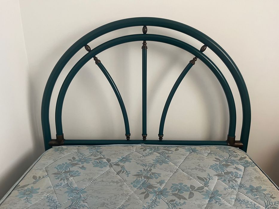 Cama de solteiro em ferro