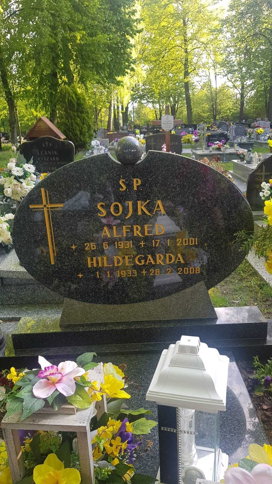 Czyszczenie starych nagrobków z lastryko oraz malowanie liter.