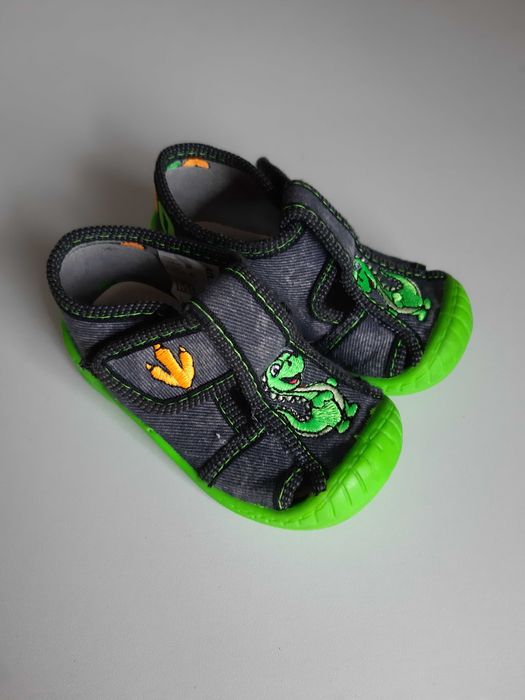 Buty do przedszkola, kapcie rozmiar 20