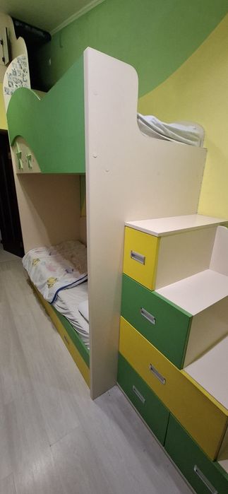 Меблі в дитячу двоповерхові ліжка і шафа