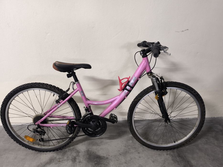 Bicicleta de adulto com assento em pele.