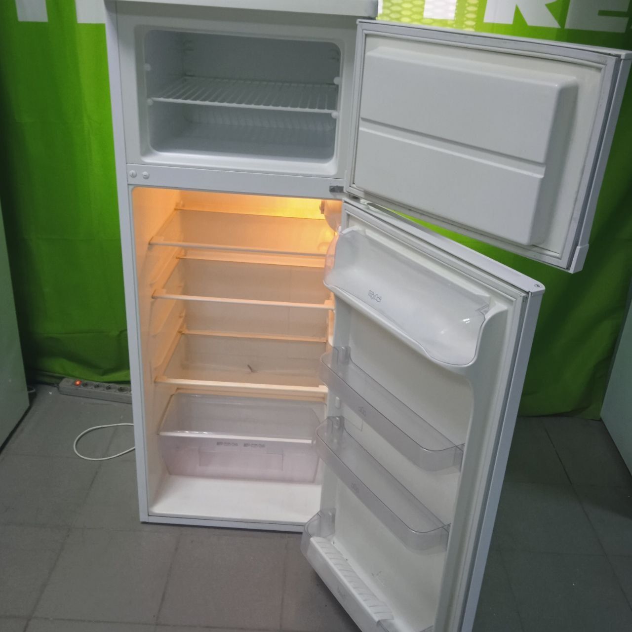 Холодильник б/в Zanussi двух камерний верхняя морозильна камера висота