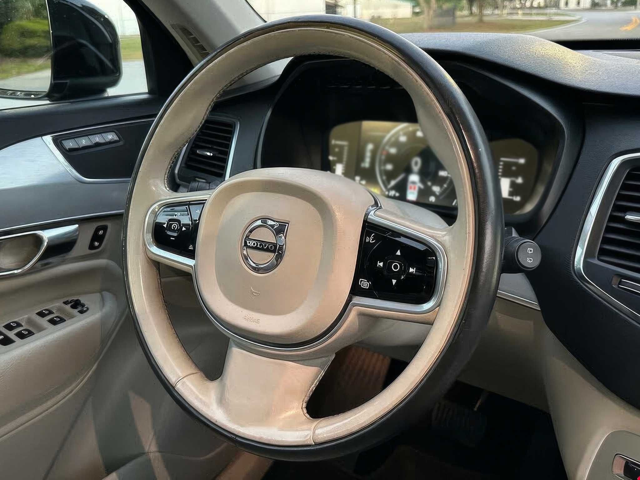 2017 Volvo XC90 T5 Momentum