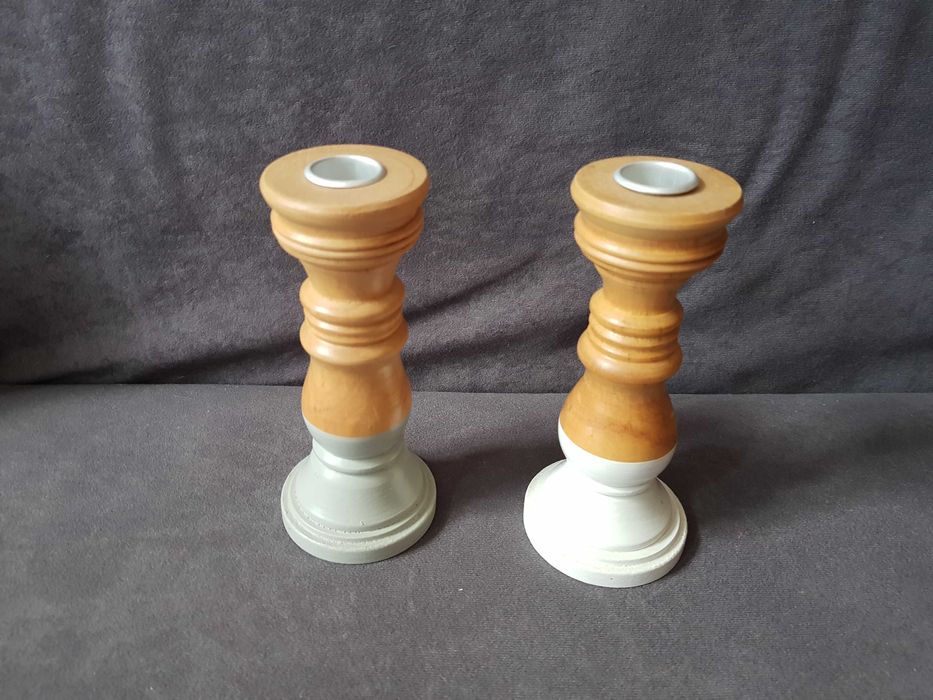 Dwa drewniane świeczniki