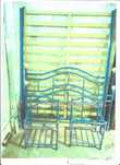 cama de casal em ferro com estrado e duas mezinhas de cabeceiras