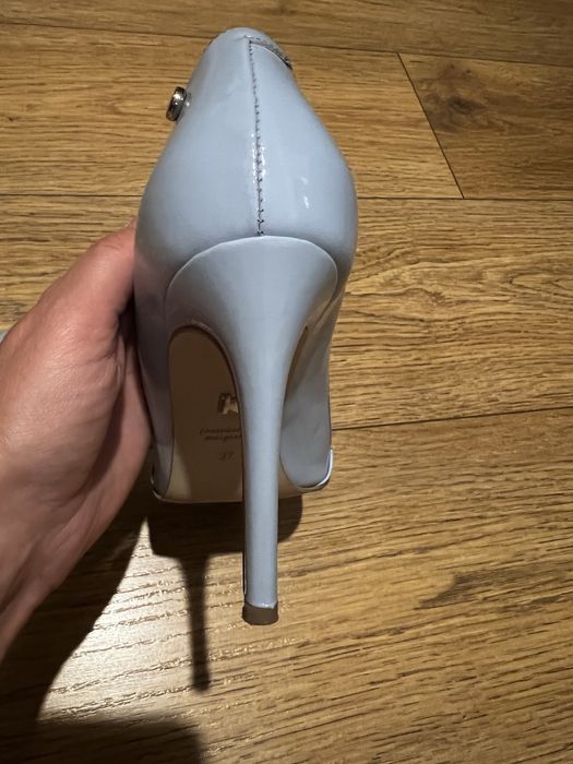 Szpilki lakierowane Kazar