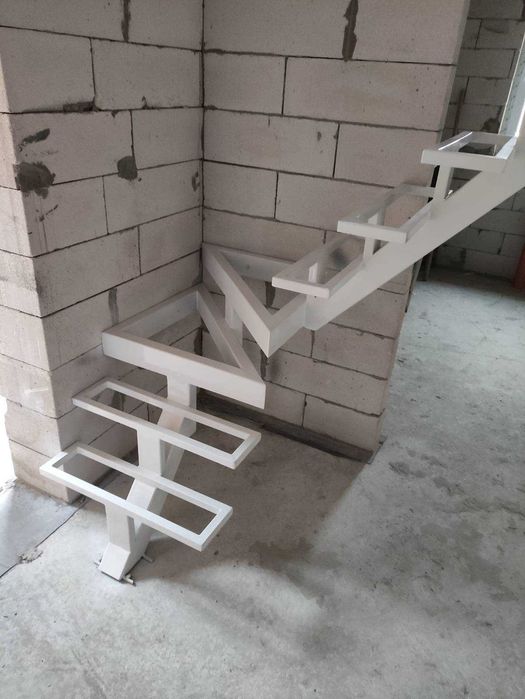 Металеві сходи на замовлення – виготовлення та монтаж