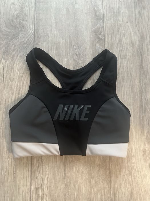 Спортивні тренувальні  топи та футболки в гарному стані