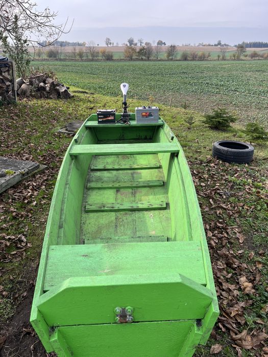 Łódka wędkarska z silnikiem, akumulatorami oraz wiosłami