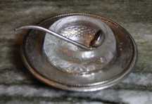 Saleiro de cristal com prato e pequena colher em casquinha, marcado.