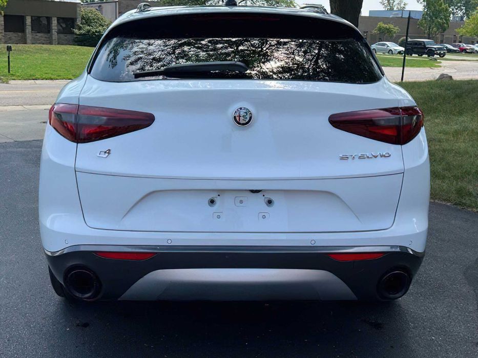 Alfa Romeo Stelvio      2022